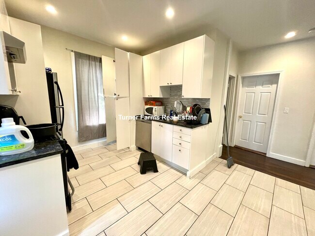 Building Photo - 5 Hamlet St Unit 4 Rental