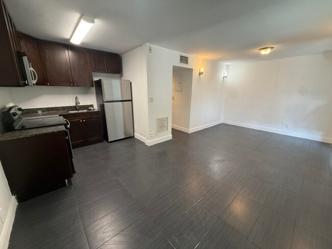 Building Photo - 37 SW 14th St Unit 17