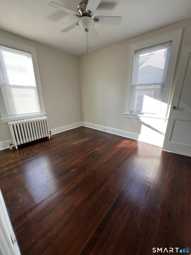 Photo - 220 King St