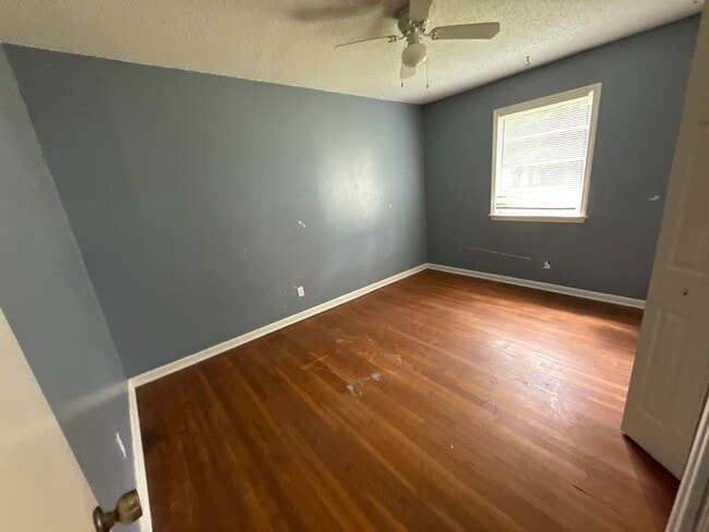 Photo - 1054 Deryll St