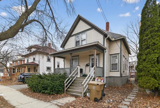 Building Photo - 822 E Dayton St Unit 1