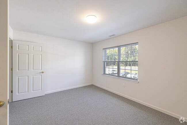 Bedroom w/ closet
