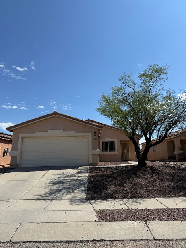 Building Photo - NEW CARPET! 3 Bed / 2 Bath Single Family H... Rental