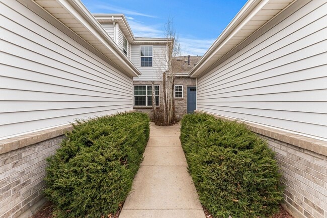 Building Photo - Spacious Home with Two Car Garage and Central A/C!