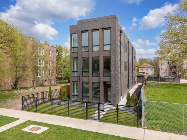 Photo - 5921 S Calumet Ave