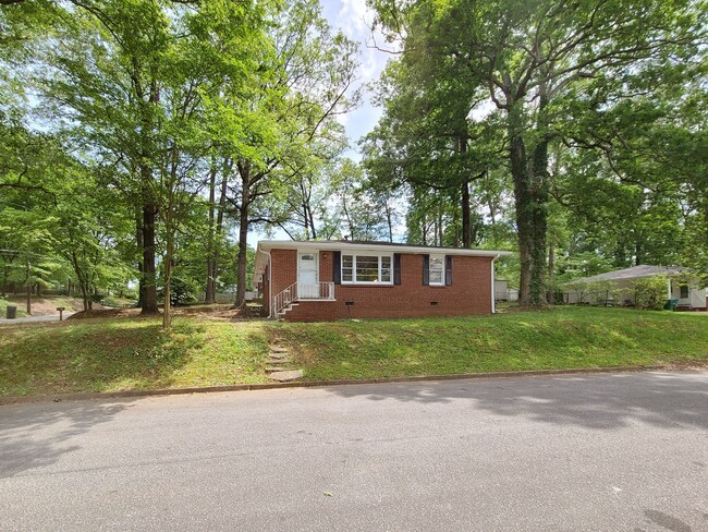 Building Photo - Cutest Bungalow in the Heart of Hapeville 3 bed/2 bath