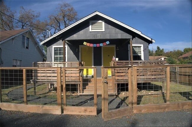 Building Photo - 5917-1-5912 Sherman St Unit 1 Rental