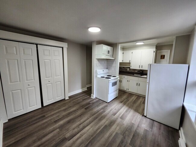 Building Photo - 95-95 Hazen St Unit 2