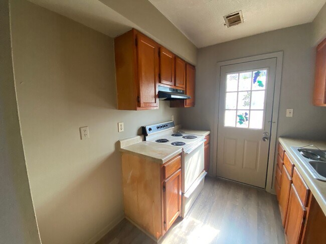 Photo - 908 Warner Ave Unidad B