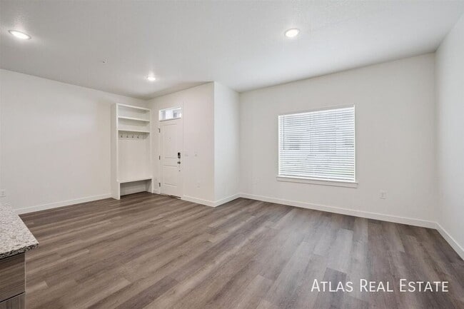 Photo - 660 Hewlett Aly Unidad 10-660 - Villas West