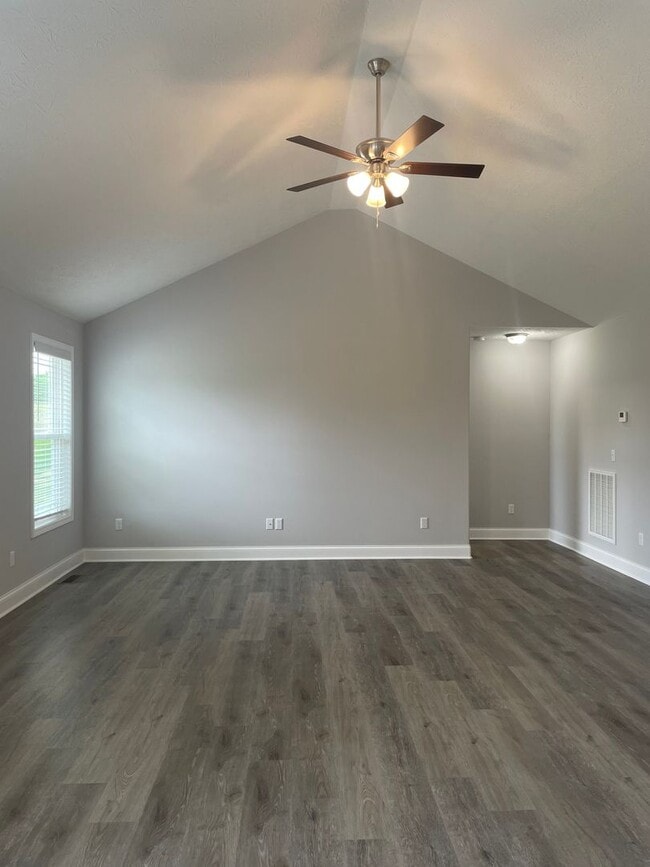 Photo - 560 Labrador Dr