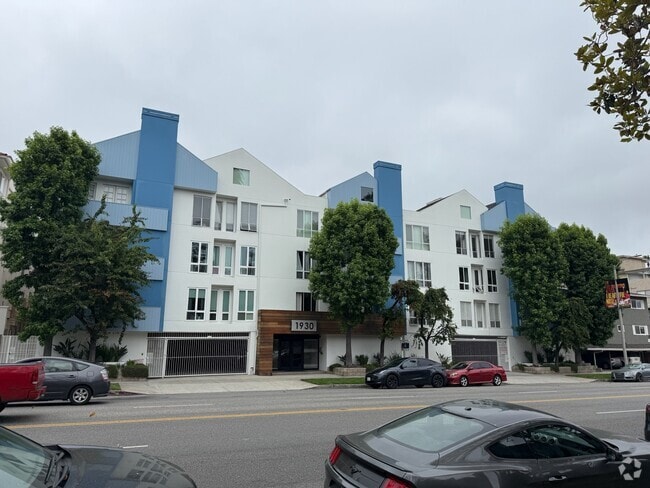 Building Photo - 1930 S Beverly Glen Blvd Unit 303 Rental