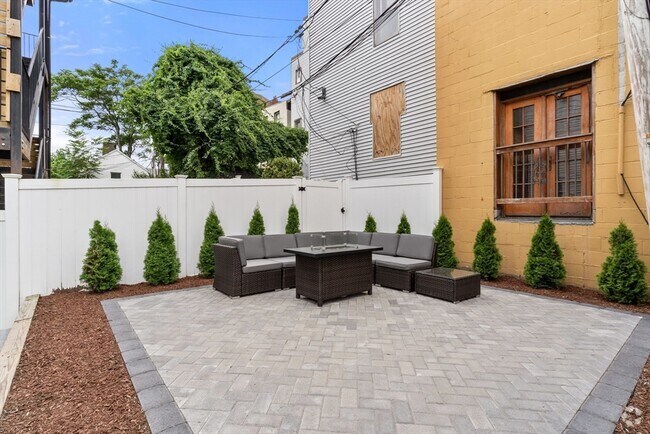 Building Photo - 26 Bremen St Unit 1 Rental