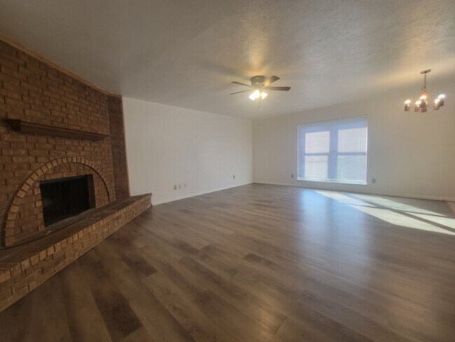 Building Photo - 3 BEDROOM IN MESQUITE****