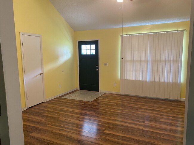 Photo - 802 Hidden Hollow Cir