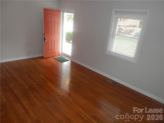 Photo - 2827 Burbank Dr