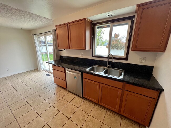 Photo - 990 Janes Rd