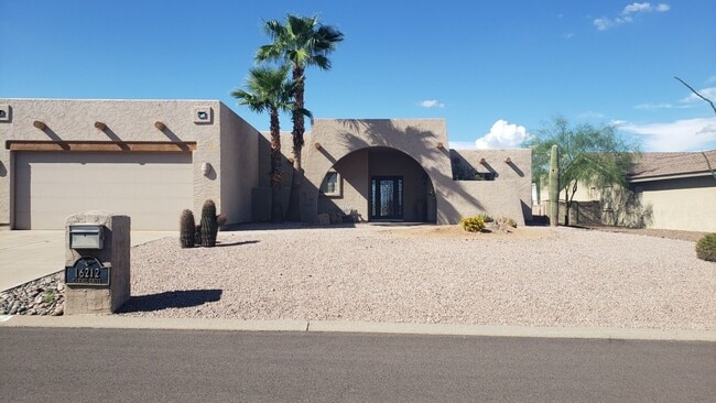 Building Photo - UNFURNISHED Great single faimly home.