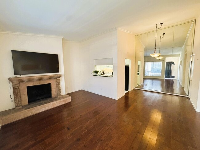 Photo - 2001 Bering Dr Unidad 2D