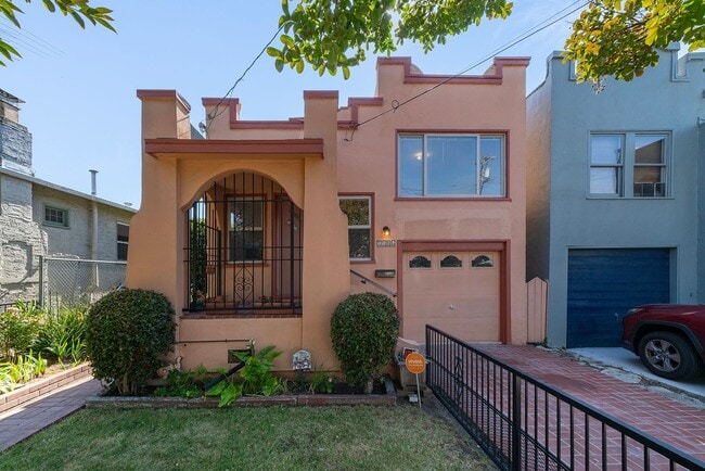 Spacious Two Story Albany Home Two Blocks ... - Spacious Two Story Albany Home Two Blocks ...