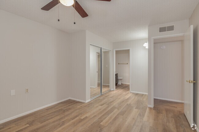 Amplios apartamentos para personas mayores en Peoria, Arizona, 2 habitaciones, 2 baños, 728 pies cuadrados, habitación 1 - Olive Ridge Senior Living