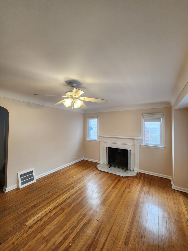 Photo - 301 Hastings St