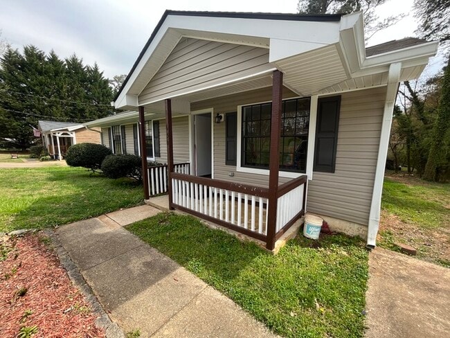 Building Photo - Ranch Home Available now!