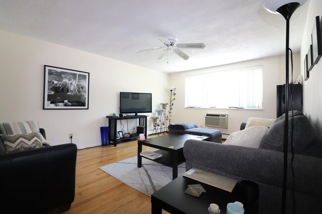 Building Photo - 81 Green St Unit 33