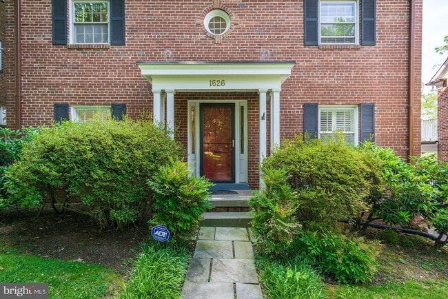 Photo - 1626 Kalmia Rd NW