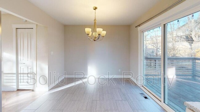 Photo - 736 Squire St