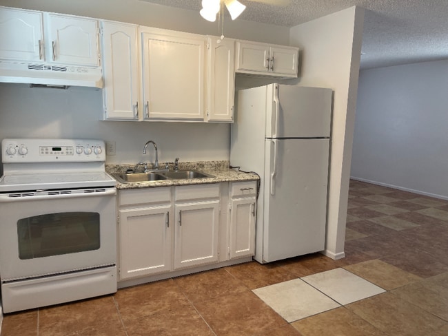 Building Photo - 220 W 9th St Rental