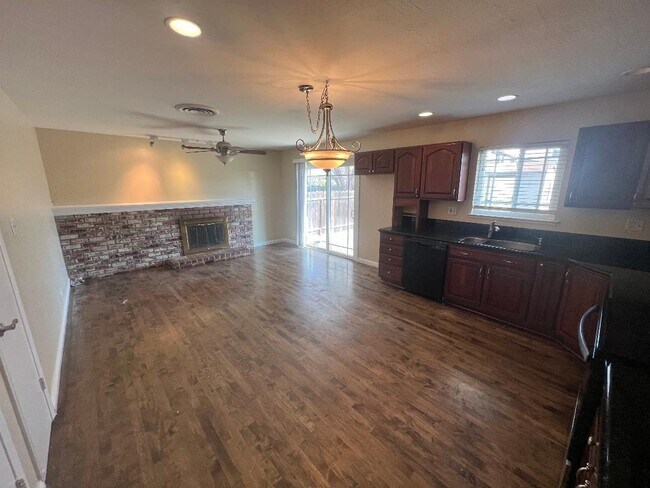 Photo - 1609 Poppy Way