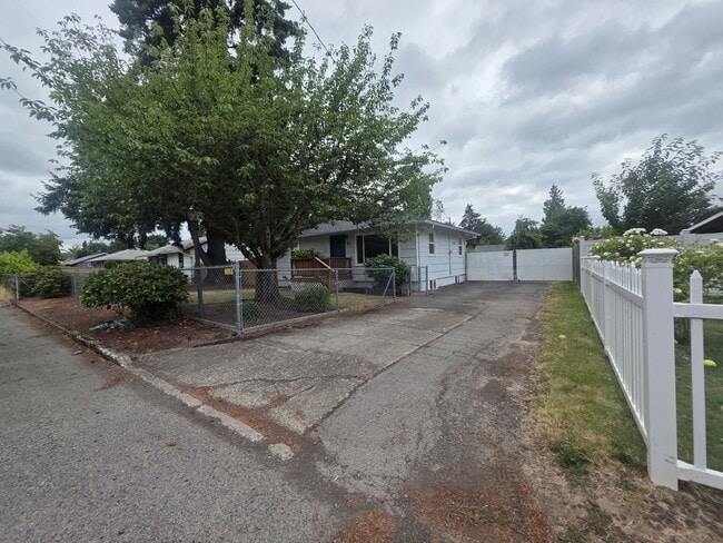 Photo - 166 Draper St NE