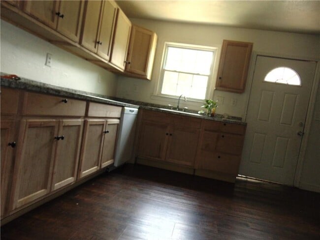 Photo - 886 Rowland St