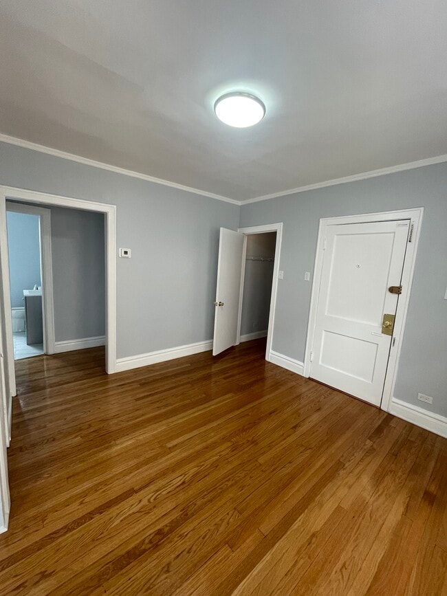 Living Room - 7327 N Honore St Unit 2-A