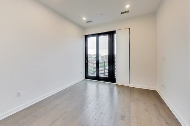 Photo - Top floor residence in elevator building with sweeping views. Unit #606