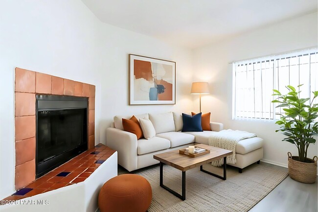 Photo - 354 W Delano St