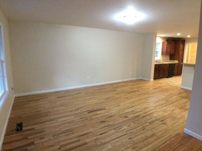 Photo - Radford, 5 BR / 5 BA