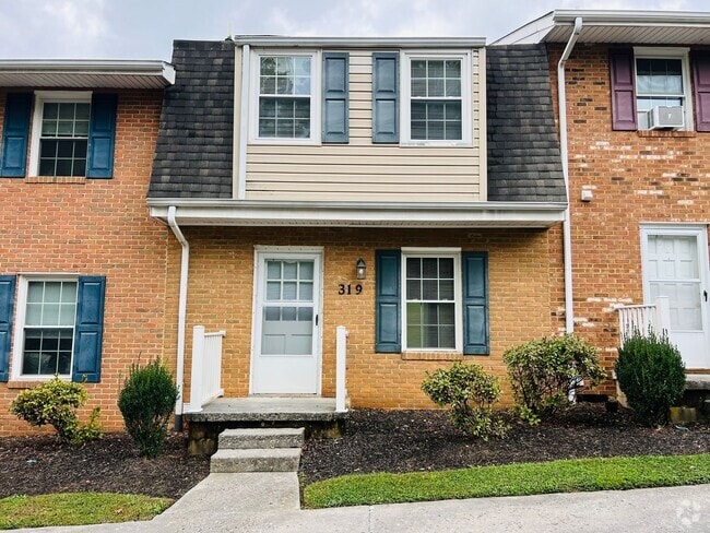 Building Photo - 2 Bedroom, 1.5 Bath Townhouse