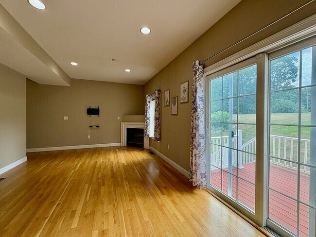 Photo - Charming 2-Bedroom Townhouse For Rent in L...
