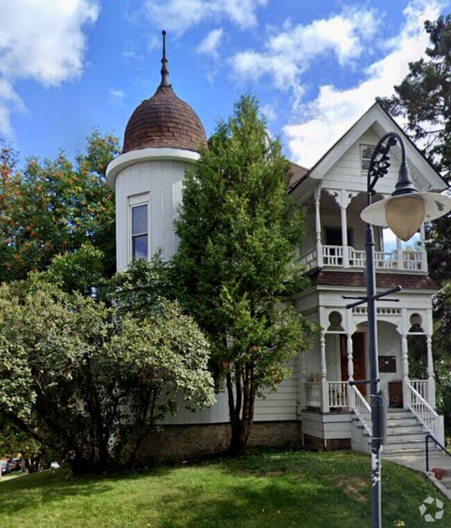 Building Photo - AVAILABLE JULY - 1 BEDROOM/1 BATHROOM CENT... Unit #4 Rental