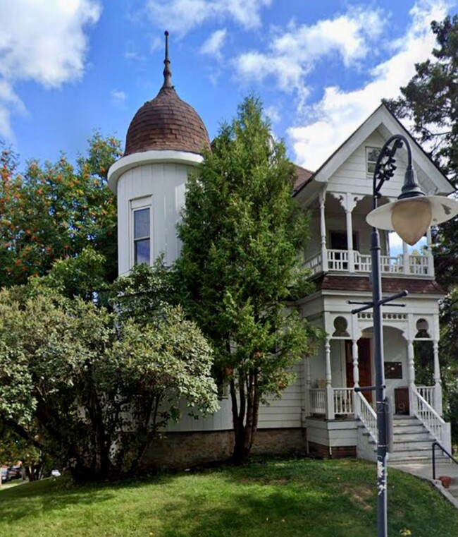 AVAILABLE JULY - 1 BEDROOM/1 BATHROOM CENT... - AVAILABLE JULY - 1 BEDROOM/1 BATHROOM CENT... Apartment Unit #4