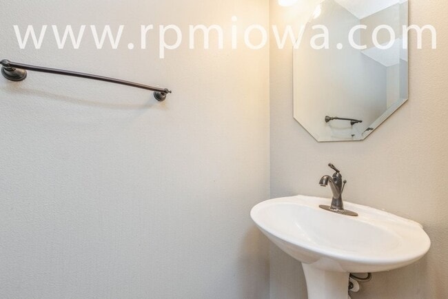 Photo - GREAT LOCATION!! 4 Bedroom, 3.5 Bathroom Home in West Des Moines