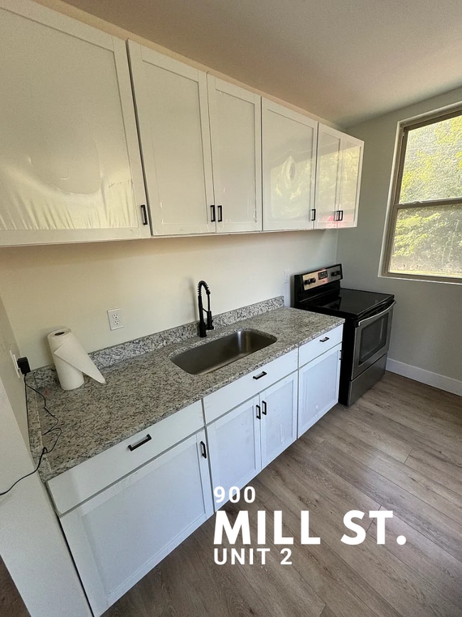 Building Photo - 900 Mill St Unit 2