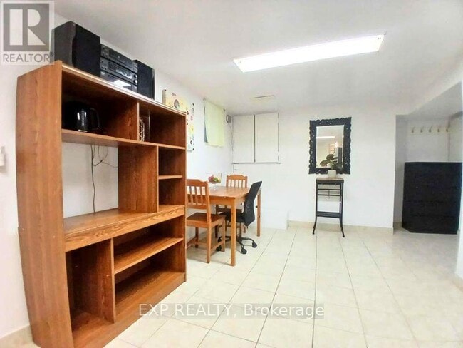 Photo - 931 Pape Ave