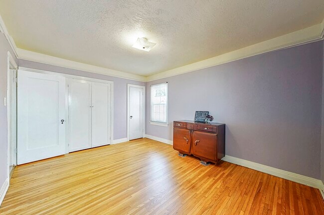 Photo - 301 N Janss St