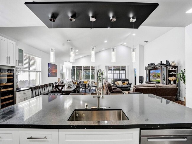 Photo - 1525 Lacosta Dr W