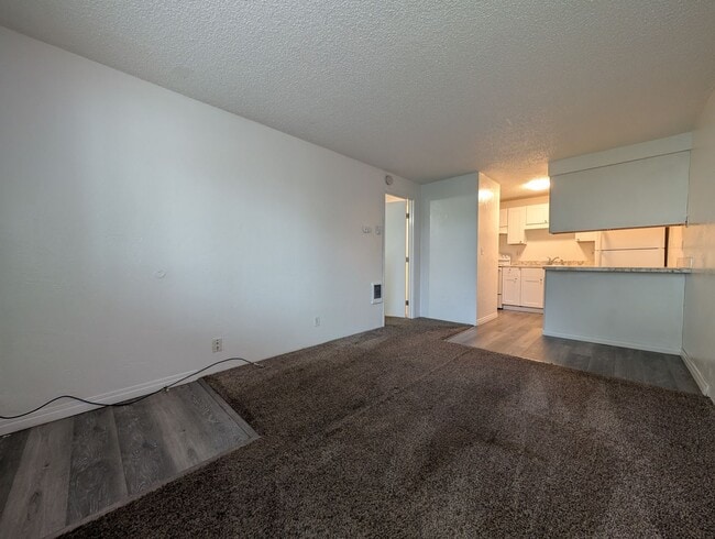 Building Photo - Updated 1-Bedroom, 1-Bath Apartment With On-site Laundry in Springfield!