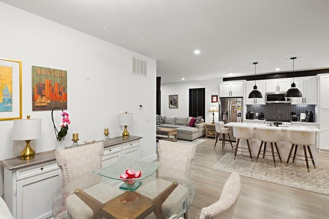 Building Photo - 68 Armandine St Unit 3