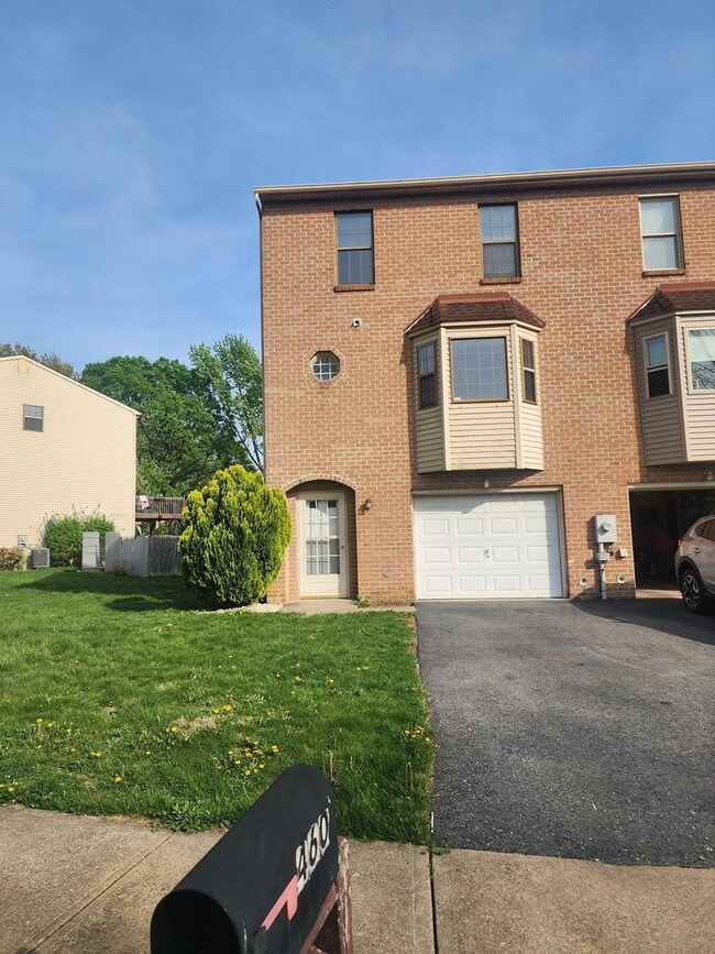 Building Photo - 3 Bedroom 1.5  bathroom End unit Townhouse near Bethlehem Catholic High School.